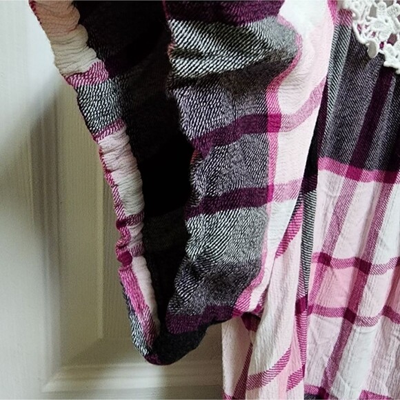 Torrid Top Womens 3X Pink Purple Plaid Crinkle Gauze Crochet Lace Short Sleeve - Picture 6 of 7